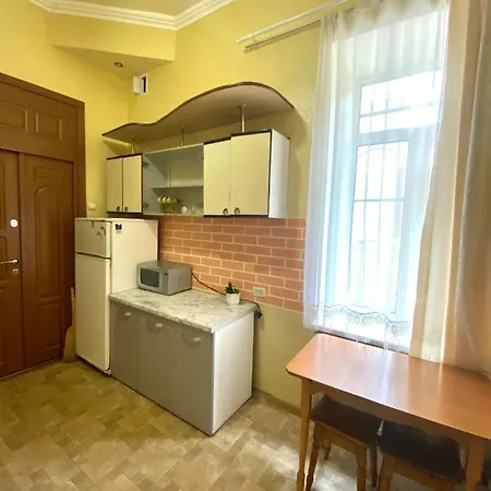 у львові на вулиці огієнка 11 біля заліізничного вокзалу *